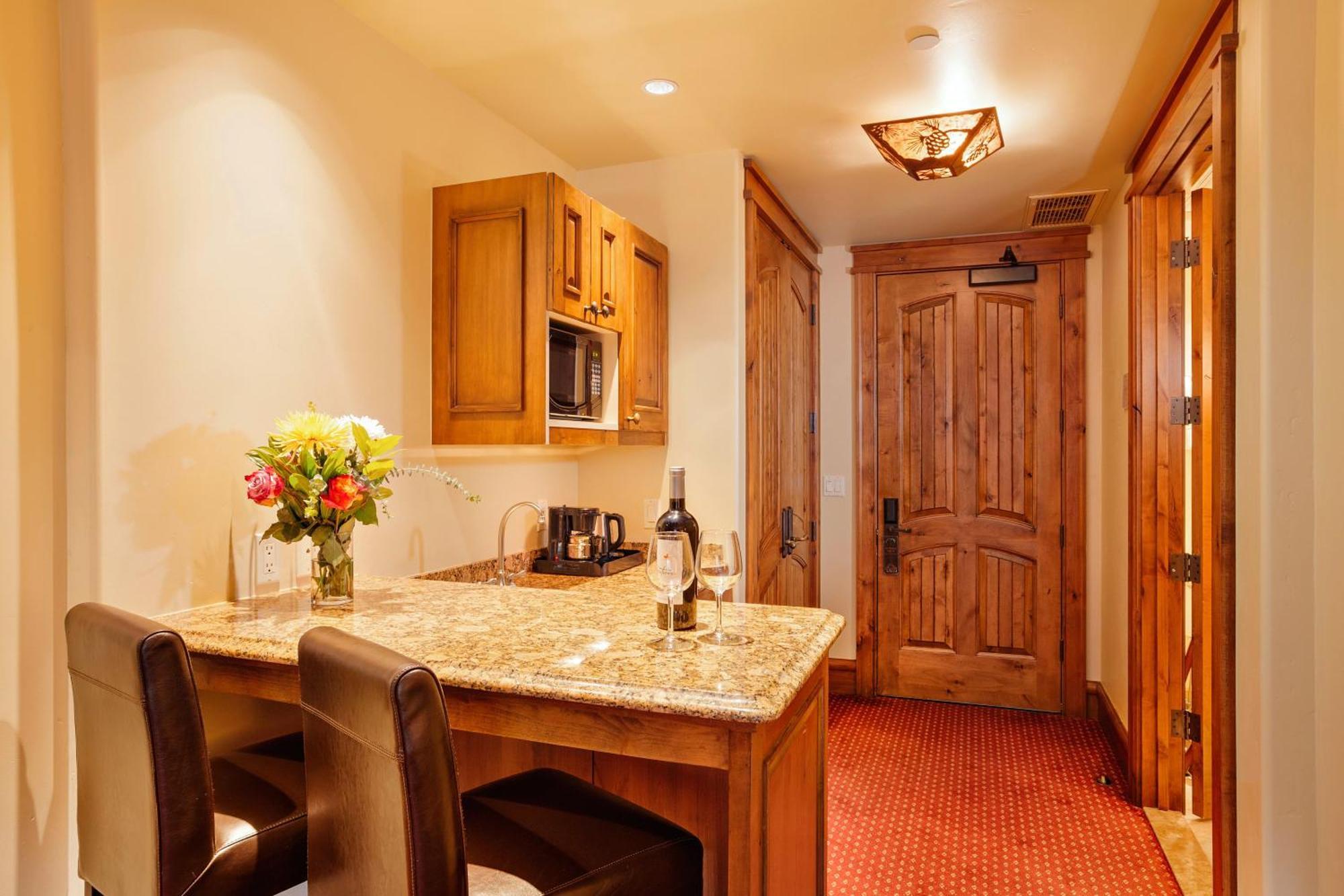 Queen Room with Two Queen Beds Mountain View